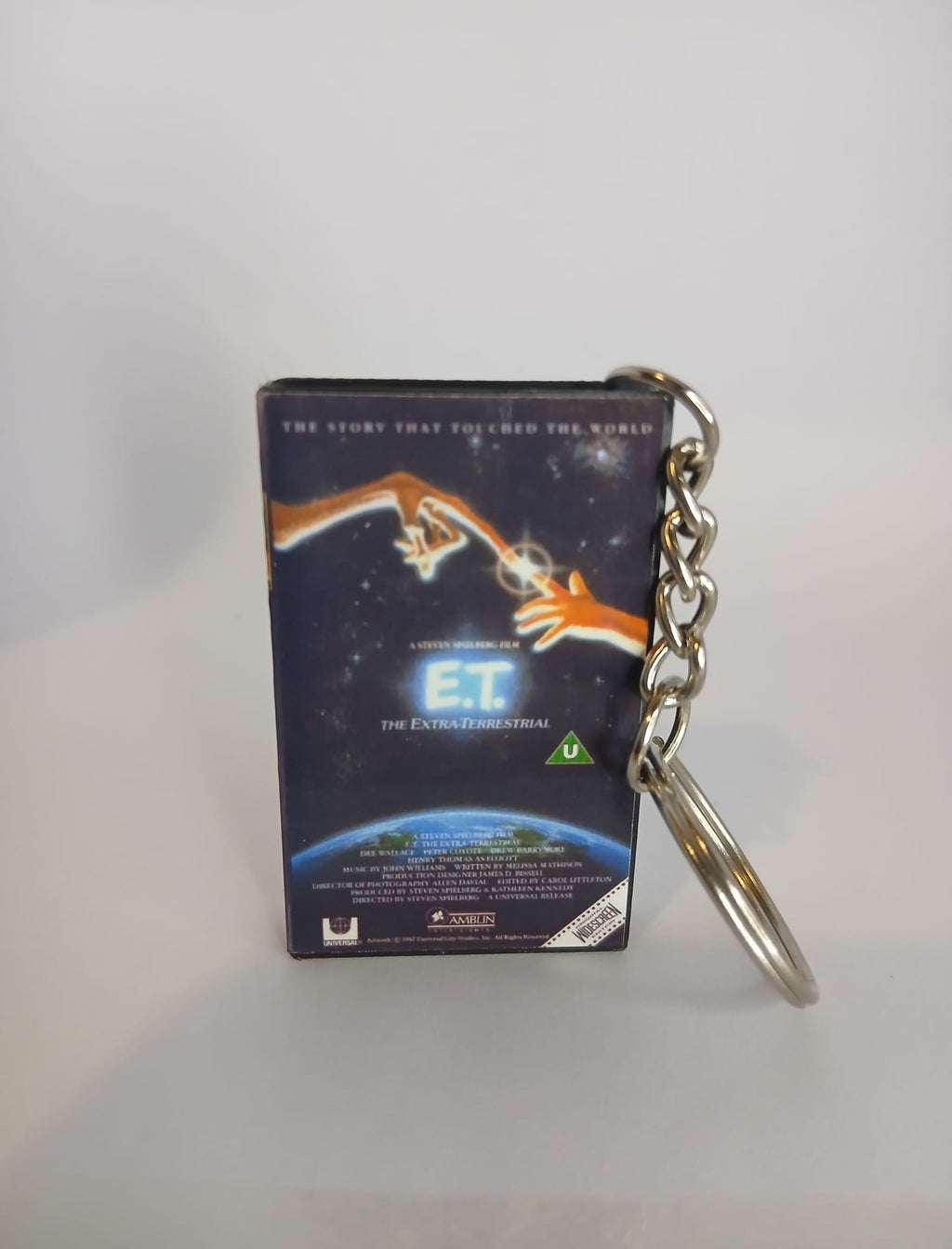 E.T. the Extra-Terrestrial Mini VHS Keyring – front with coin standing