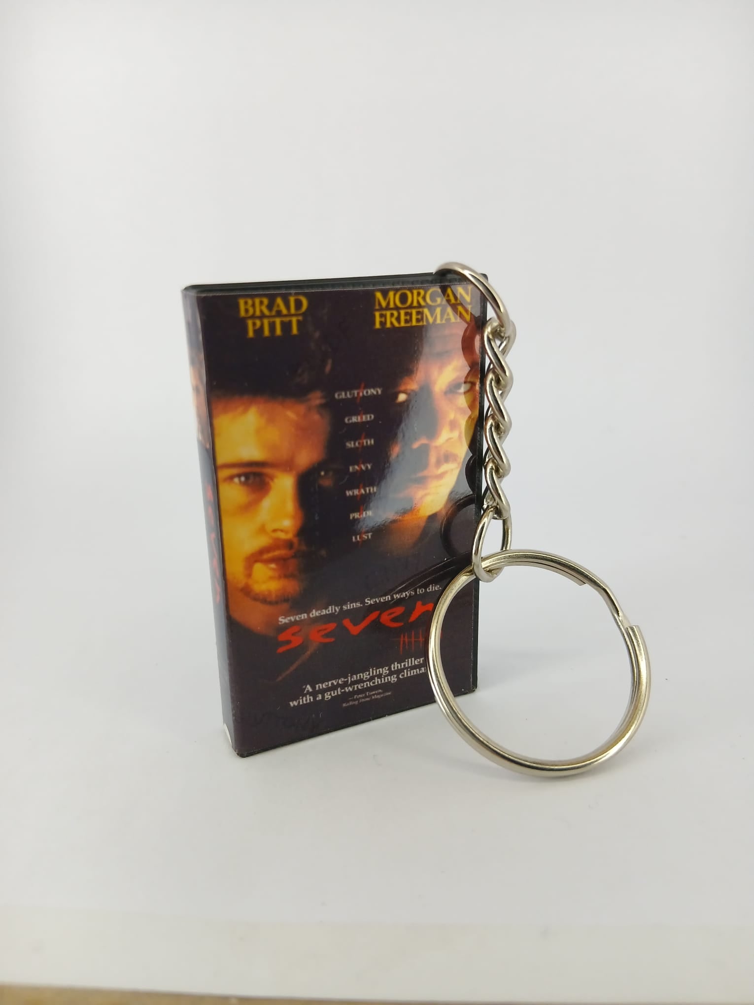 Se7en Mini VHS Keyring – scale with coin
