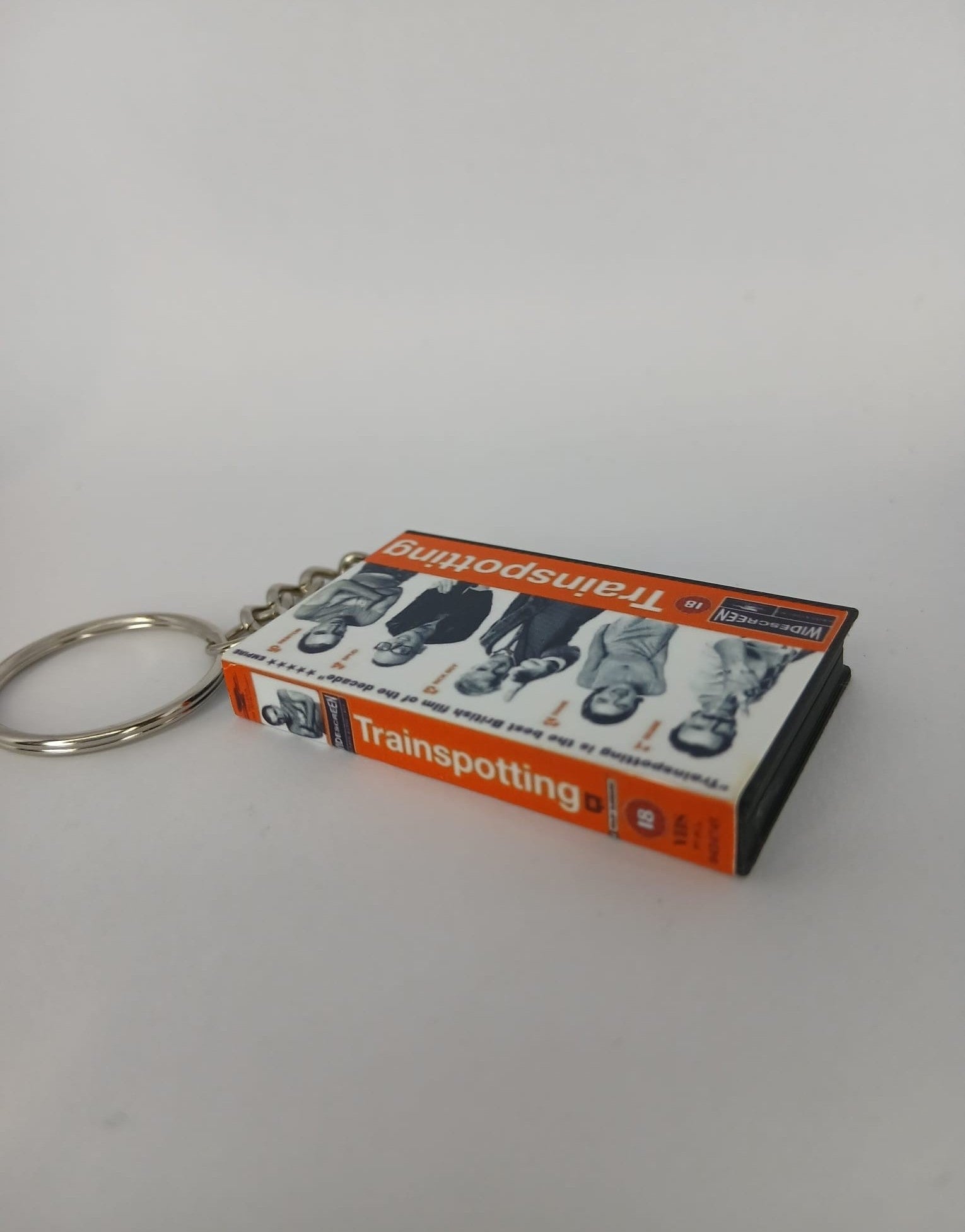 Trainspotting Mini VHS Keyring – scale with coin standing